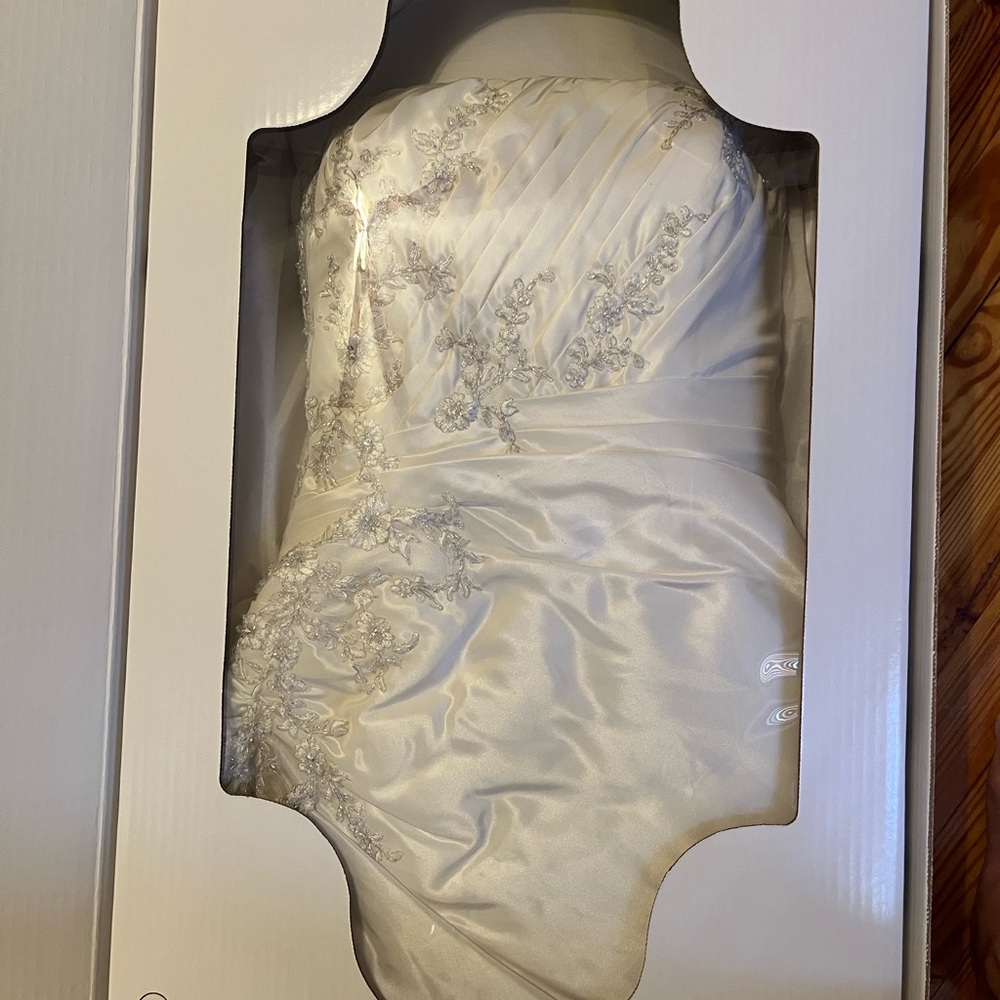 Elegant White Strapless Wedding Dress (preserved) Ask me for more details !